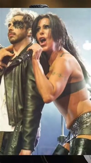 🎸 ¿Sabías que Moderatto pasó de ser un proyecto paródico a una de las bandas más controversiales de México? Todo empezó con un cover… y terminó derribando prejuicios, críticas, y expectativas. En este video te cuento la verdad detrás de su éxito, sus colaboraciones con Belinda y cómo enfrentaron al público rockero, lo que casi nadie te ha explicado con detalles. 🔍 👉 Quédate hasta el final: vas a descubrir la historia que los medios nunca profundizaron. Te lo cuento aquí en el canal de youtube