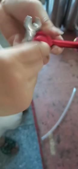 Please make sure the nut here is tightened before use.