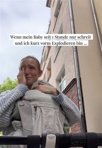 Nachdem ich heute 20 Minuten dem Rasenmäher vom Gärtner hinterhergelaufen bin, (weil mein Zwilling die Geräusche eigentlich zum Einschlafen mag), wurde es genau in dem Moment still, kurz bevor er die Augen zu gemacht hätte 🫠 Und dann ging das Schreien los. NICHTS hat ihn beruhigt, bis er komplett übermüdet war. Ich hatte Zeitdruck wegen eines Termins und alles in mir war gleichzeitig überfordert. In solchen Momenten wird mir dann im besten Fall klar, dass ich mich erstmal selbst regulieren muss