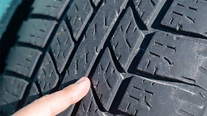 Pneumatici usurati: cosa dice la legge e le multe per le gomme lisce