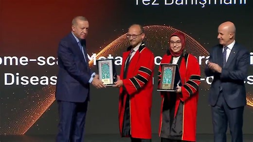 Gebze Teknik Üniversitesi on Instagram: "2025 - 2026 Yükseköğretim Akademik Yıl Açılış Töreni'nde, Sayın Cumhurbaşkanımız Recep Tayyip Erdoğan'ın elinden takdim edilen YÖK 2025 Üstün Başarı Ödülleri kapsamında, Fen ve Mühendislik Bilimleri kategorisinde "Yılın Doktora Tezi" Ödülü Gebze Teknik Üniversitesi’ne geldi! 🎓✨ 🔹 Tez Sahibi: Arş. Gör. Dr. Hatice Büşra Lüleci 🔹 Tez Danışmanı: Prof. Dr. Tunahan Çakır 🔹 Tez Başlığı: “Genome-scale Metabolic Characterization of Alzheimer’s Disease Brain wi