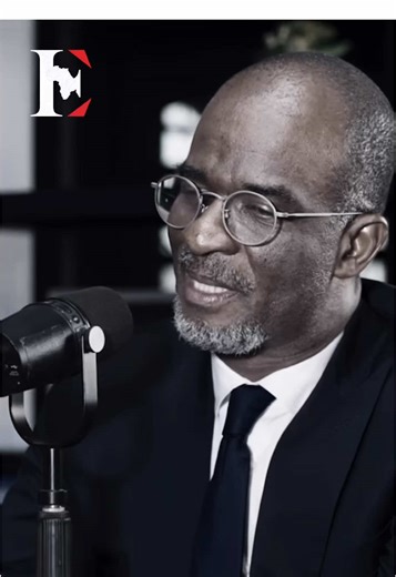 Dans cet extrait, Stanislas Zézé explique le vrai sens du “bon sens” à travers une image simple : un taxi bloqué derrière un camion sur une route à deux voies. Le passager est pressé. Sur l’autre voie, les voitures avancent plus vite. Le bon sens ne consiste pas à klaxonner, se plaindre ou enfreindre la loi. Le bon sens, c’est changer de voie intelligemment… sans dépasser la limite autorisée. Un principe simple, mais puissant. En business comme dans la vie, il ne s’agit pas d’aller plus vite que