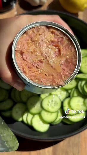 Creamy Tuna Cucumber Salad Full recipe via 𝐋𝐢𝐧𝐤 𝐢𝐧 𝐦𝐲 𝐁𝐢𝐨 or at 𝐄𝐒𝐒𝐄𝐍𝐏𝐀𝐑𝐀𝐃𝐈𝐄𝐒.𝐂𝐎𝐌 #tunasalad #creamycucumbersalad #tunacucumbersalad