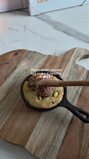 Warm skillet dessert — but make it healthy 🤍🍪 Healthy, cozy, and so satisfying ✨ No refined sugar, simple ingredients, pure comfort. #bakery #bakinglove #fyp #cook #dessert