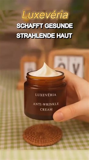 Verabschieden Sie sich von unhandlichen Fläschchen und Tiegeln! Die Luxevéria Multi-Effekt Anti-Falten-Creme bietet Ihnen die Lösung für verjüngte Haut in nur einem Schritt. • In nur einer Woche: Falten werden sichtbar reduziert und Pigmentflecken verblassen. • Strahlende Haut: Verabschieden Sie sich von fahler Haut und entdecken Sie jugendliche Frische. • Intensive Feuchtigkeitspflege: Erleben Sie ein unvergleichliches Gefühl von Spannkraft und Elastizität. 【Kernformel】 Retinol, Vitamin C und N