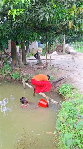 "Unexpected Pond Prank! You Won’t Believe What He Tied Underwater 😂🌊"