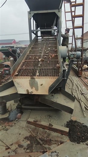 Model 50 three-layer vibrating screen undergoes factory testing.