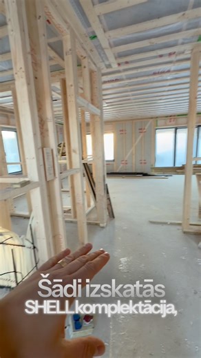 Kas ietilpst komplektācijā? SHELL ietilpst: * pamatu izbūve ar siltajām grīdām * rūpnieciski ražoti koka paneļi * paneļu piegāde objektā * paneļu montāža ar manipulatoru * konstrukciju blīvēšana (vēja / gaisa necaurlaidība) * logu montāža un blīvēšana * fasādes apdare * jumta konstrukcija un jumta segums Uzbūvē savu www.whiteraven.lv | White Raven prefab house systems