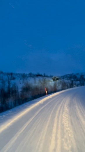 Fjeld overgangen “Kilpisjärvi” og videre til grænsen, Norge-Finland, “Helligskogen Tollsted”. Og…kryb under trailer, kære chauffør, som gik i stå på vejen op, og dér var i gang med, at lægge kæder på. Så klipper vi ikke røven, med mere, når vi stille kravler forbi dig. 😉 Møbel ruten “Lofoten-Tromsø” Møbler op og Fisk hjem” @lm_transport_ans | Torben Milberg