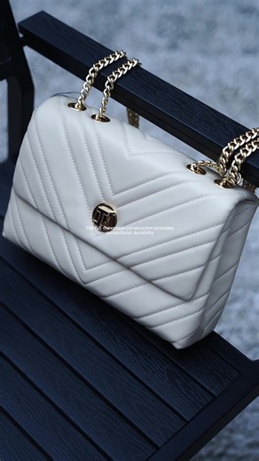 The original chevron quilting highlights the sheepskin's fine grain, with each stitch showcasing the material's natural beauty and supple texture. #everydaybag #fashionbag #newbag #handbags #bag