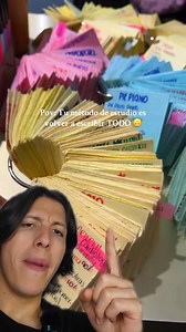 El Método Zettelkasten Este método es muy efectivo para agrupar y clasificar todos tus apuntes en una "biblioteca de conocimiento", antes se hacía de forma física como en este video, por flashcards, por anillos, por carpetas o en cajas. Ahora se puede hacer de forma digital con aplicaciones como Notion u Obsidian. La clave es clasificar todas las notas que tomas por tipo y por tema para que todo lo que aprendes en tu vida esté documentado. 🥷Dime en los comentarios qué opinas y si lo utilizarías