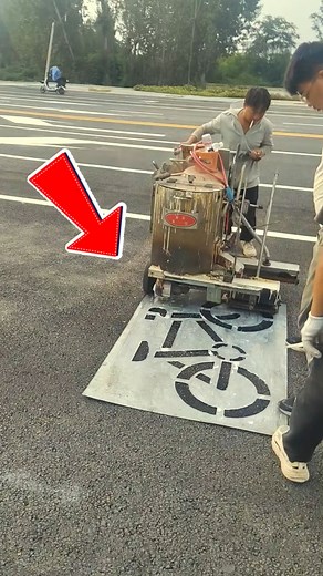 SEÑALIZACIÓN TERMOPLÁSTICA PROFESIONAL EN PAVIMENTO La señalización vial con termoplástico caliente permite crear marcas duraderas y altamente visibles en el pavimento. Gracias al uso de equipos especializados que funden y aplican el material con precisión, se obtienen señales resistentes ideales para ciclovías y zonas de alto tránsito 🚲⚡ #señalvial #termoplastico #marcadovial #ciclovias #fblifestyle | ViralLegion