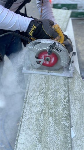 One straight cut… no room for error! 😳 #sidinginstallation #construction