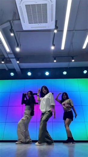 @Theingi Win @teddybuddyboo Low resolution 😔 #fyp #hotellobby #dance #trend