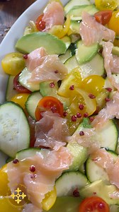Insalatona super golosa con zucchine, salmone, avoca e pomodorini...https://blog.giallozafferano.it/ilcaldosaporedelsud/ricetta-insalata-di-zucchine-crude-e-salmone-affumicato/ | Il caldo sapore del sud di Fernanda Nicotra