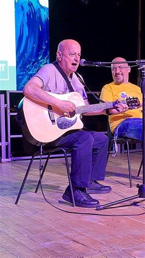 Il Maestro Domenico Bini presenta il singolo VOGLIO TUTTI MORTI live alla fiera SUPER TRANI 2025, grazie a Marco Di Bello per il contributo! | Il Vulcano - Storia di Domenico Bini