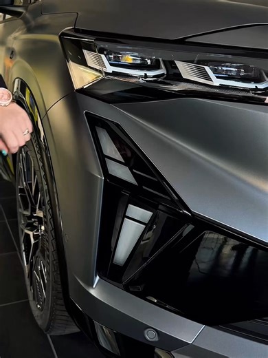 Renault Austral – Tehnologie hibridă, rafinament modern Renault Austral redefinește segmentul SUV-urilor compacte prin design elegant, tehnologie avansată și eficiență hibridă. Cu linii fluide, semnătură luminoasă LED distinctivă și detalii atent finisate, Austral atrage privirile din orice unghi. Sub capotă, sistemul E-Tech Full Hybrid oferă un echilibru excelent între performanță și consum redus, cu posibilitatea de a rula frecvent în mod electric în oraș. Fără încărcare la priză, fără comprom