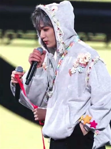 第1集太冷了就把头箍摘了戴上帽子突然意识到忘记了带货任务 #刘耀文 #时代少年团六周年 #tnt时代少年团 It was too cold, so I took off my headband and