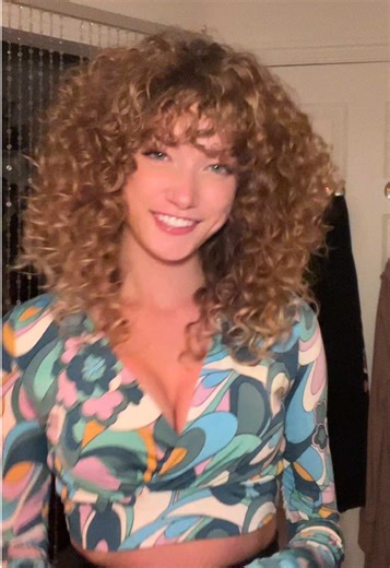 Embrace 80s Style with Curly Hair Routines