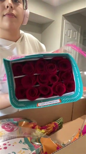 Abriendo paquete de rosas 🌹 #music #flores #foryou #bouquet #florist #amor #viral #flowers #rose