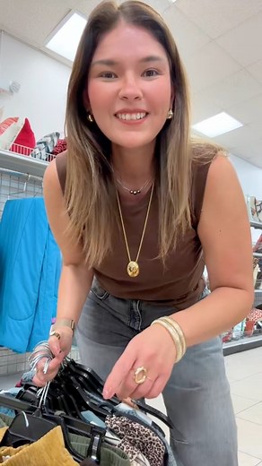 #thriftstorefinds #goodwill #thriftshopping #goodwillhaul #tryonhaulclothes | estilobymayra