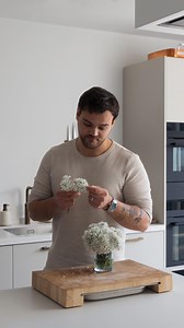 Let’s make pickled wild garlic flowers! 🔥 I love making these when the flowers are still early in bloom! They are perfect to serve with artichoke, steak tartare or like I use it in the video on a wild garlic focaccia 🤌🏼 Be sure to follow so you don’t miss the focaccia recipe! #julescooking #recipe | Jules Cooking
