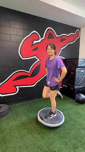 Don’t do it 😳 At SPT we use perturbation based balance training as a form of reactive balance training aimed at improving reactive balance control after unexpected external perturbations which are common in sports, particularly contact sports. These perturbations elicit rapid postural responses and stimulates the sensorimotor control system which are important systems to train in late stage post operative rehabilitation to reduce risk of re-injury! #physicaltherapy #physicaltherapist #physiothe