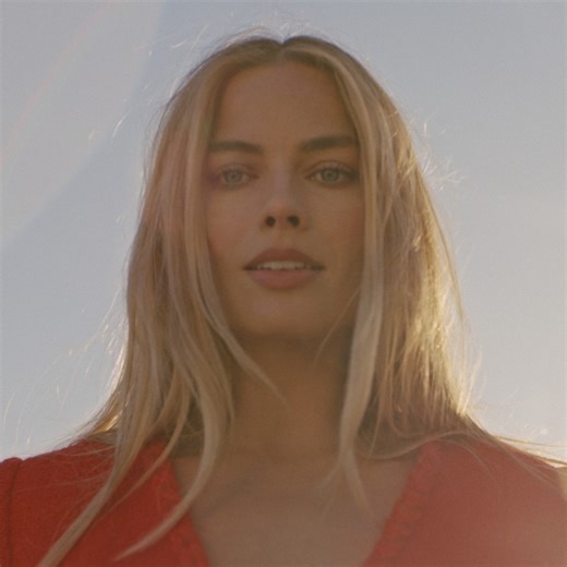 A rendez-vous In the new N°5 film, See You at 5, Luca Guadagnino's lens follows Margot Robbie along the roads of California. The story of two lovers' missed connections, where the road to get there is just as important as the rendez-vous itself. Will there be a rendez-vous waiting at the end of the journey? Or is the rendez-vous itself the journey? N°5 IS THE ANSWER Margot Robbie and Jacob Elordi Directed by Luca Guadagnino Music by Daft Punk, "Veridis Quo" Discover on chanel.com/-_N_5 | CHANEL