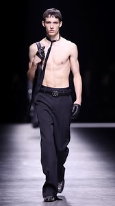 Il direttore creativo @sabatods ha presentato oggi la sua prima collezione uomo @gucci autunno/inverno 2024, in occasione della #MilanMensFashionWeek. Dai un’occhiata al finale e scopri di più, al link in bio. #Gucci #MFW | Vogue Italia