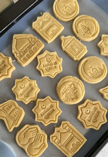 DIY Ramadan themed cookies 🌙☪️🤲🏽🕌 Made easy with the use of @Bake It Yourself pre-made dough! This is perfect for when you are pressed for time or need a little activity to keep the kids occupied 🤭. If you’re in Cape Town you can purchase Bake It Yourself products from @whysocerious cafe ☺️ They were the perfect homemade edition to my Ramadan Mubarak gift boxes I made for family and friends. 🫶🏽 #DIYCookies #RamadanCookies #Homemade #BakeItYourself #ToddlerBaking