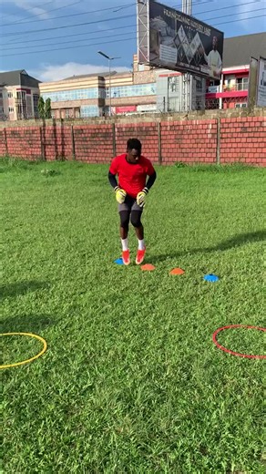 Tu veux progresser en foot ? Commence par maîtriser les bases ! Cet exercice simple te permet de bosser ton contrôle, ta conduite de balle et ta coordination. C'est exactement ce que font les pros tous les jours. Travaille lentement au début, puis accélère progressivement. La régularité, c'est la clé Tu veux d'autres drills comme celui-là ? Dis-le en commentaire ! #football #entrainementfoot #footballeur #soccertraining