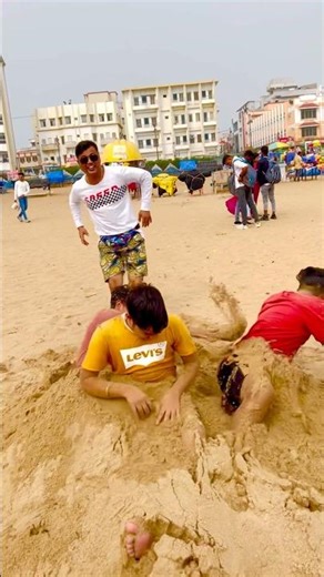 সমুদ্রের পাড়ে বসে ঢেউ দেখছিলাম পেছন থেকে তিনটে ভূতের মতন উঠলো এরা কারা🤪🤪🤪#manojbin