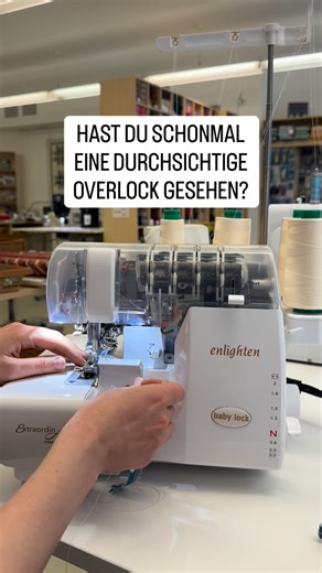 Lampl Nähmaschinen on Instagram: "Die durchsichtige Version der baby lock enlighten macht sichtbar, was sonst einfach magisch funktioniert. Die transparente Abdeckung ist zu Anschauungszwecken da – so sieht man, wie die Fäden ihren Weg finden. Und genau da merkt man, was diese Maschine eigentlich alles kann: 1. Automatische Fadenspannung. Für uns eines der größten Highlights – nichts einstellen, nichts ausprobieren, und trotzdem entsteht ein stimmiges, sauberes Nahtbild. Die Maschine reguliert d