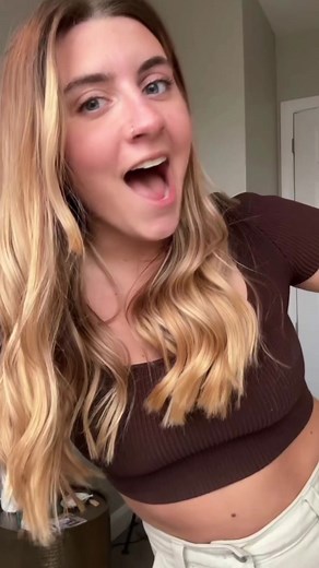 Are shampoo bars color-safe? 🧐 We absolutely understand that colored hair needs a gentle shampoo that isn't stripping or drying. Because our bars do not contain sulfate-surfactants, they are generally gentler on bleached and color-treated hair than normal shampoos. Plus, with ingredients like cocoa butter and coconut oil, they'll leave your hair feeling extra moisturized and silky smooth >> https://bit.ly/429QY6S | The Earthling Co.