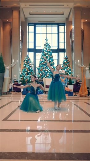 ✨ December Festive Afternoon Tea begins! ✨ Bangkok City Ballet presents 𝙒𝙖𝙡𝙩𝙯 𝙤𝙛 𝙩𝙝𝙚 𝙁𝙡𝙤𝙬𝙚𝙧𝙨 from The Nutcracker at Siam Kempinski Hotel Bangkok Catch the performance every weekend this December at 14:45 and 15:45 hrs. Guests enjoying our Festive Afternoon Tea can experience this magical moment in the grand lobby. Let the holiday season begin. 🌸🎄🥂 #BangkokCityBallet #BCB #TheNutcracker | Bangkok City Ballet