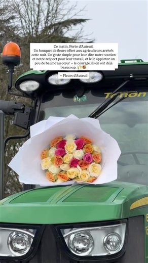Fleurs d’Auteuil on Instagram: "Ce matin, Porte d’Auteuil. Un bouquet de fleurs offert aux agriculteurs arrivés cette nuit. Un geste simple pour leur dire notre soutien et notre respect pour leur travail, et leur apporter un peu de baume au cœur — le courage, ils en ont déjà beaucoup. 🌾💐 — Fleurs d’Auteuil"
