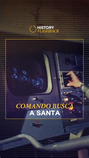 🎄🛰️ ¿Qué hace el Mando Norteamericano de Defensa Aeroespacial en Nochebuena? 🎅✨ Mientras el mundo duerme, uno de los sistemas militares más sofisticados del planeta apunta sus radares al cielo… pero no por una amenaza. 🛷 Desde 1955, NORAD sigue en tiempo real el recorrido de Papá Noel alrededor del mundo. Satélites, radares y aviones detectan su salida del Polo Norte, acompañan su viaje y confirman que los regalos lleguen a tiempo. 📞👨‍🦱Todo empezó por una llamada equivocada de un niño al 