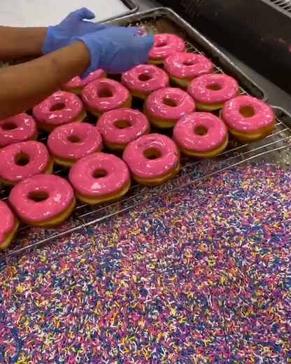 This is how factories make sweet treats in massive numbers - it's really interesting to see! 😋 | LADbible