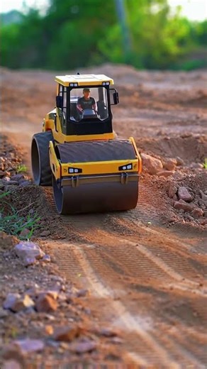 Mini Road Roller Compacting Dirt! 🚧 RC Construction Fun!