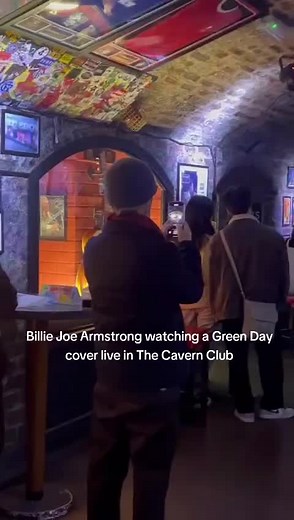Billie Joe Armstrong watching a Green Day cover by @Callum McMorran live in The Cavern Club #greenday #billiejoearmstrong #cavernclub #liverpool