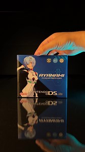 I made this custom Nintendo DS Lite inspired by Rei Ayanami from Evangelion 🦋 I used an ice blue transparent shell with UV printing, taking advantage of the transparency to integrate part of the design onto internal components such as the speaker and the back of the LCD, playing with depth while keeping the original anatomy of the Nintendo visible. The buttons are matte white and transparent blue, following the character's color palette🔵⚪️#evangelion #dslite #rei #ayanami