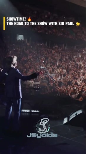 Backstage to Center Stage! 🎸🔥 #paulmccartney #thebeatles #backstage #70s #70smusic #shorts #jsyakie