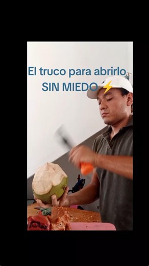 Cómo abrir un coco con machete 🥥 (Sonido Real)