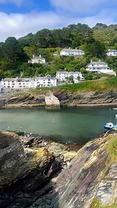 Oh Cornwall you have my heart! 🥰🫶🏼🩵 With all your pretty pastel cottages, fluttering bunting, winding streets, and boats bobbing in the sparkly blue sea! ⛵️🌊✨ We’ve had the best time staying at @trecanfarm.cottages which is the most magical family farm! ☺️ The cottages are a short drive away from Fowey and Looe situated in the beautiful, peaceful Cornish countryside. We’ve enjoyed daily hot tub dips, enjoyed feeding (and cuddling!) all the animals on the farm!🐴🐰🐓🐖 We have loved staying 
