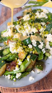 Warmer Zucchini-Spargel-Salat So einfach, so gut – das perfekte Mittagessen für die Woche! Zucchini, grüner Spargel und ein frisches Dressing – lauwarm serviert ein echter Genuss. Schnell gemacht und voller Geschmack. ❤️ Wenn du einfache Rezepte liebst 📎 Speichere dir den Salat für später 💬 Kommentiere, ob du Zucchini oder Spargel lieber magst 👯‍♂️ Teile das Rezept mit deinen Liebsten Ich freue mich schon auf dein Feedback! 2 Portionen In 15 Minuten auf dem Tisch 1 EL Olivenöl 1 gr. Zucchini,