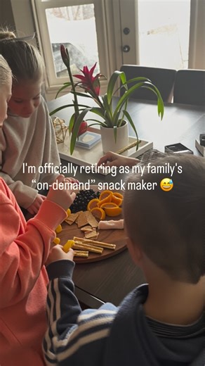 Makinsey Chilcote | Food & Family Life on Instagram: "This took 5 minutes and saved my sanity! The after-school scramble is real. It felt like from 2 PM until dinner, my main job was retrieving snacks from the pantry. I was exhausted from the constant requests and the negotiations over what they “could and couldn’t” have. 😝 Enter the “Help Yourself” Platter! ⭐️ This isn’t just about putting food out: it’s a strategy. 😏 Here’s the psychology behind why it works: *Autonomy: Kids feel in control,