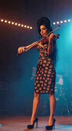 Amy Winehouse Plays The Violin