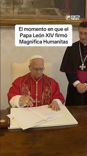 El momento en que el Papa León XIV firmó Magnifica Humanitas