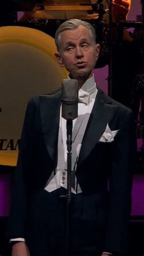 Der Herbst bringt Gutes: die Konzertsaison von Max Raabe & Palast Orchester 🍁🍂🎃. Die nächsten Stationen: 02.10. Freiburg 03.10. Singen 04.10. Kempten 05.10. Bregenz 09.10. Graz 10.&11.10. Wien 12.&13.10. Linz Tickets schnell und sicher auf der Max Raabe & Palast Orchester Webseite: https://www.palast-orchester.de/de/konzerte/ Sehen wir uns? | Max Raabe & Palast Orchester