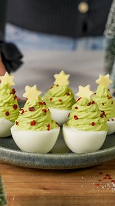 Gefüllte Eier im Weihnachtslook! Wie alle unsere weihnachtlichen Ideen setzen wir auch hier auf einfache Rezepte und eine schöne Optik. Unsere „Deviled Eggs“ eignen sich gut für eine Weihnachtsfeier oder als Vorspeise an den Festtagen. ZUTATEN (8 Tannen) 4 Eier Größe M-l 1 große reife (!) Avocado 1 EL Crème Fraîche Salz, Pfeffer Chiliflocken Etwas Käse am Stück ZUBEREITUNG 🎄Die Eier wachsweich-hart kochen, anschließend schälen, halbieren und das Eigelb herauslösen. 🎄Die Avocado halbieren und m